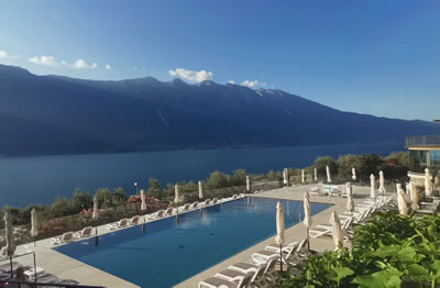 Schwimmbad mit Blick auf den Gardasee