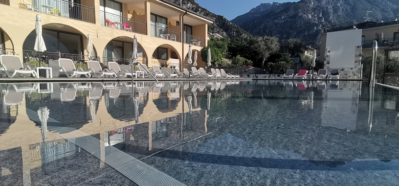 Piscina con zona acqua bassa