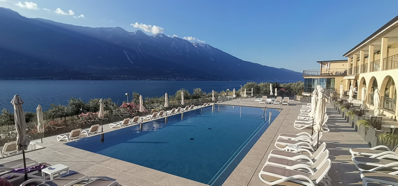 Swimming pool equipped with sun loungers