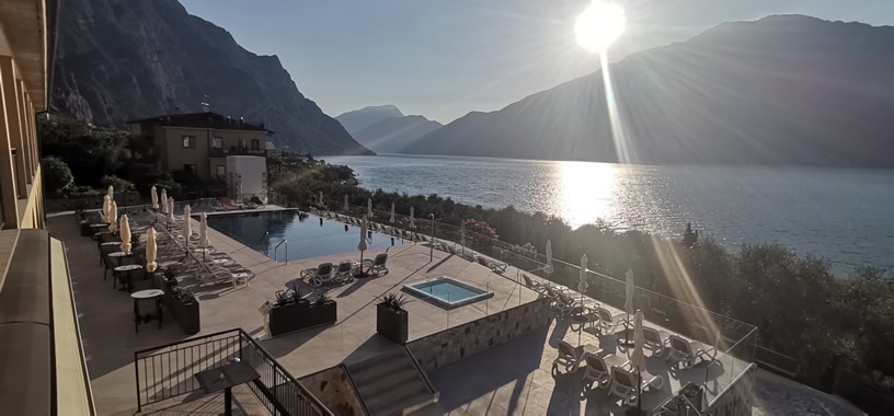 Piscina riscaldata con servizio bar