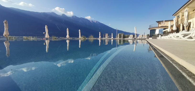 Piscina con panca idromassaggio