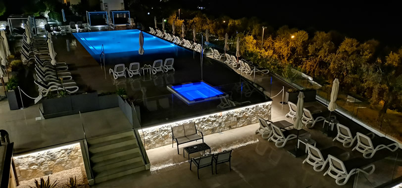 Foto piscina notturna con vista lago